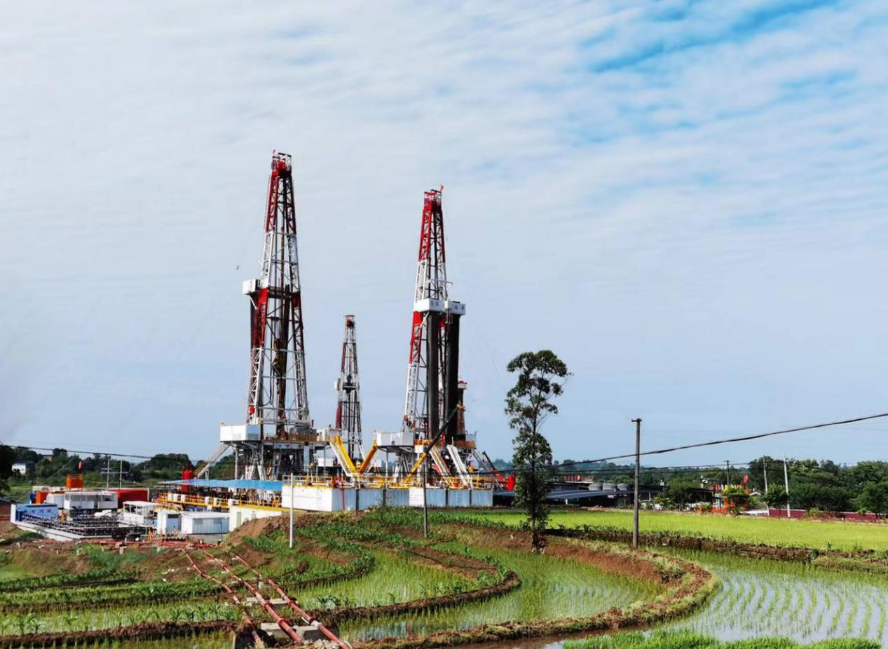 圖片10-油田現場圖.png 圖片10-油田現場圖.png